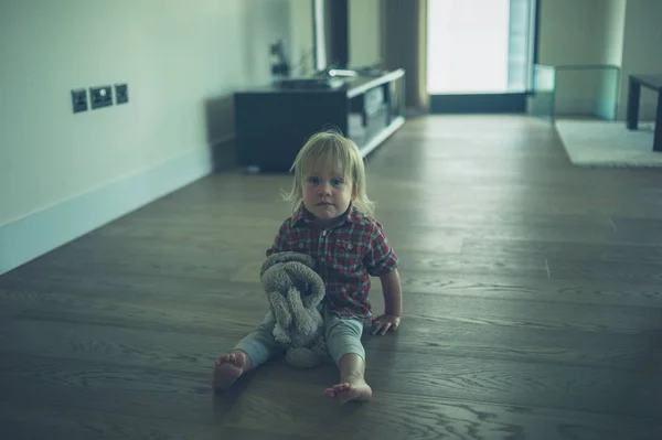 Liten Toddler Sitter Golvet Stadslägenhet Med Leksak Björn — Stockfoto