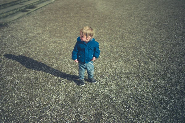 Bambino Piedi Fuori Cortile — Foto Stock