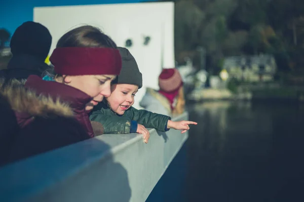 Een Jonge Vrouw Een Peuter Zijn Een Veerboot — Stockfoto