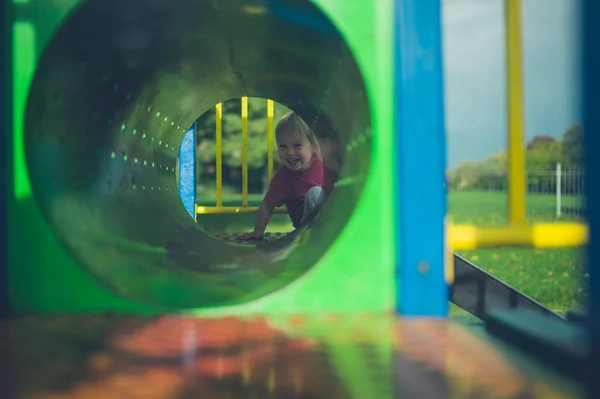 Een Kleine Peuter Verstopt Een Pijp Een Speeltuin — Stockfoto