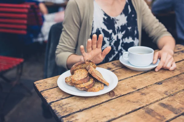 Glutensiz Diyet Genç Kadın Bir Kafede Şerefine Hayır Teşekkürler Diyor — Stok fotoğraf