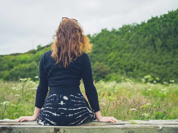 Une Jeune Femme Est Assise Repose Sur Banc Campagne — Photo