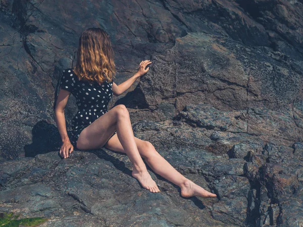 Una Giovane Donna Seduta Alcune Rocce Estate — Foto Stock