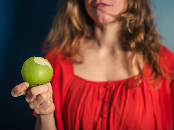 Ung Kvinna Röd Klänning Att Äta Ett Äpple — Stockfoto