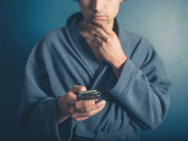 Ένας Νεαρός Άνδρας Φορώντας Μπουρνούζι Χρησιμοποιώντας Έξυπνο Τηλέφωνο — Φωτογραφία Αρχείου