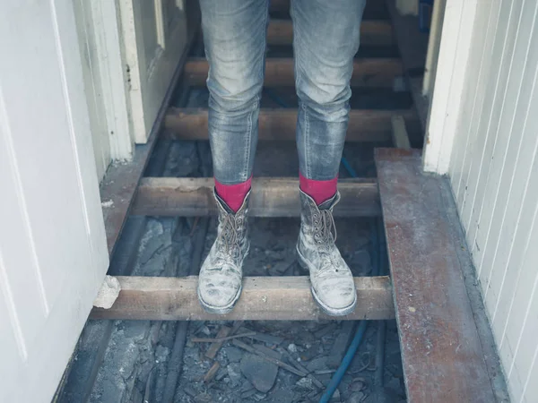 Los Pies Trabajador Con Botas Viejas Sucias Pie Las Vigas — Foto de Stock