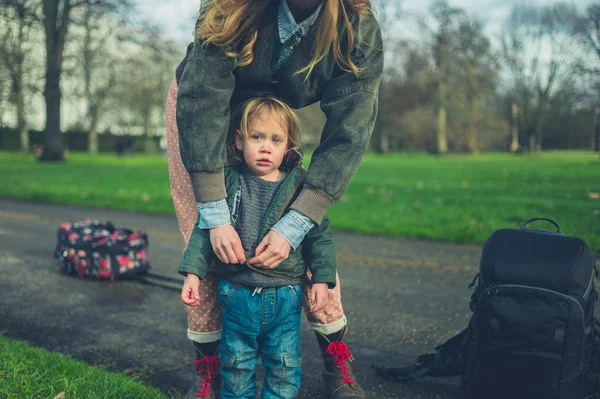 Una Joven Madre Está Abotonando Chaqueta Hijo Parque — Foto de Stock