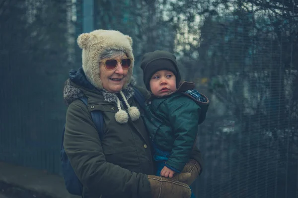Küçük Bir Toddler Büyükannesi Açık Havada Kışın Yapılır — Stok fotoğraf