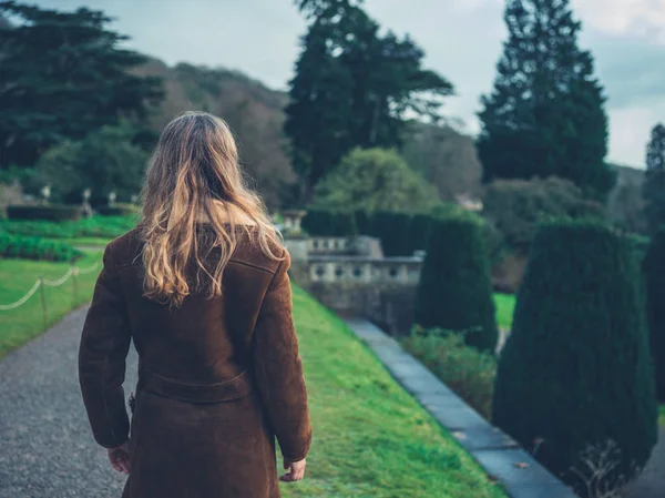 Young Woman Exploring Grounds Gardens Mansion Winter — Stock Photo, Image