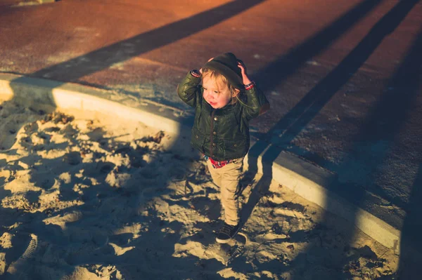 Pequeño Niño Está Jugando Arenero Atardecer —  Fotos de Stock