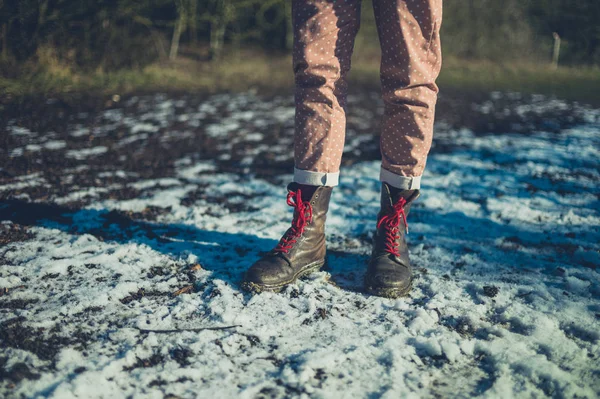 Een Jonge Vrouw Bestrijden Laarzen Dragen Permanent Sneeuw — Stockfoto