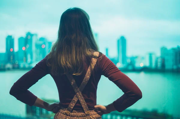 Una Mujer Joven Está Apartamento Ciudad Está Mirando Los Rascacielos — Foto de Stock