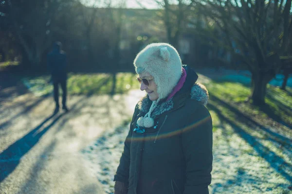 Een Senior Vrouw Staat Buiten Sneeuw — Stockfoto