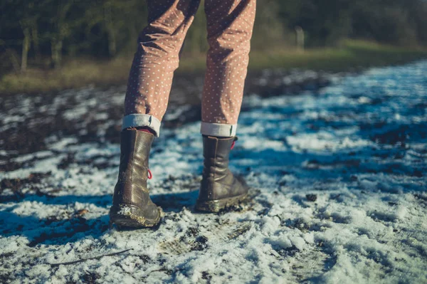 Een Jonge Vrouw Bestrijden Laarzen Dragen Wandelen Sneeuw — Stockfoto