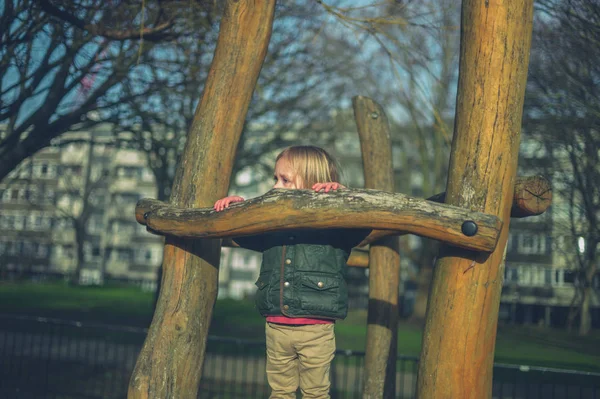 Küçük Bir Yürümeye Başlayan Çocuk Oyun Park Alanında Eğleniyor — Stok fotoğraf