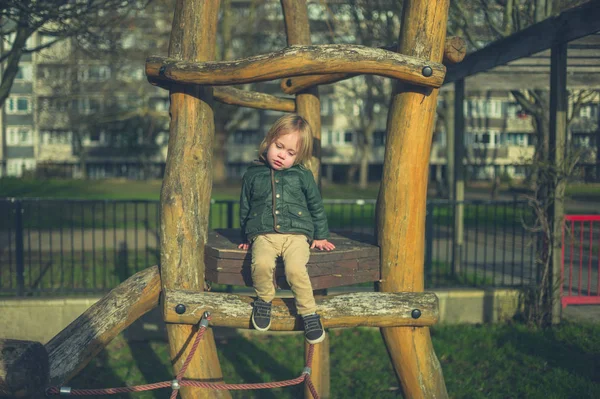 Een Kleine Peuter Het Hebben Van Pret Speelplaats Het Park — Stockfoto