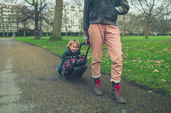 Una Madre Está Tirando Una Maleta Con Hijo Montado Parque — Foto de Stock