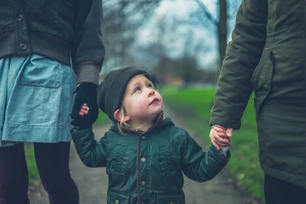 Niño Pequeño Está Caminando Aire Libre Parque Con Madre Abuela — Foto de Stock