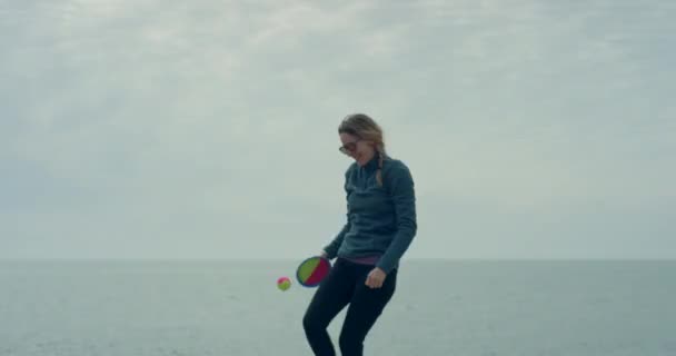 シャツを着ている若い女性は 120 Fps スローモーションのビーチでボールをキャッチします — ストック動画