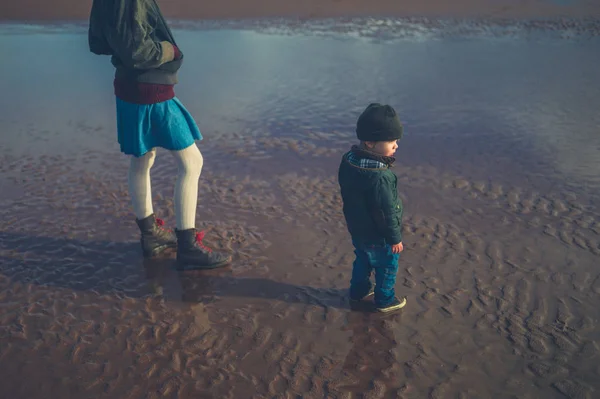 Una Madre Joven Hijo Pequeño Están Caminando Playa Invierno —  Fotos de Stock