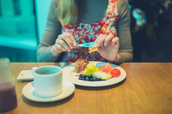 Νεαρή Γυναίκα Έχοντας Ένα Υγιεινό Πρωινό Φρούτα Και Καφέ — Φωτογραφία Αρχείου