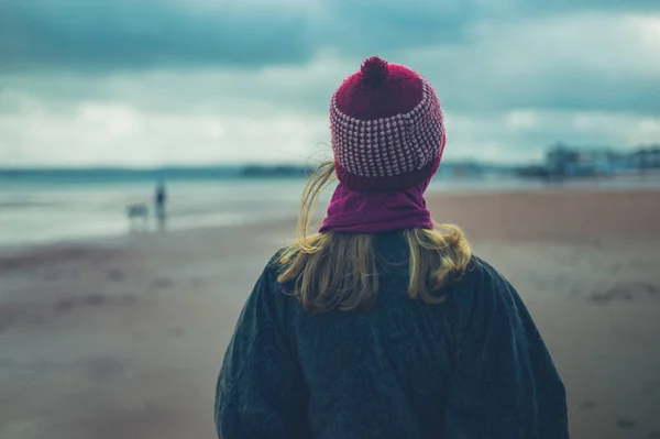 Una Giovane Donna Cammina Sulla Spiaggia Inverno — Foto Stock