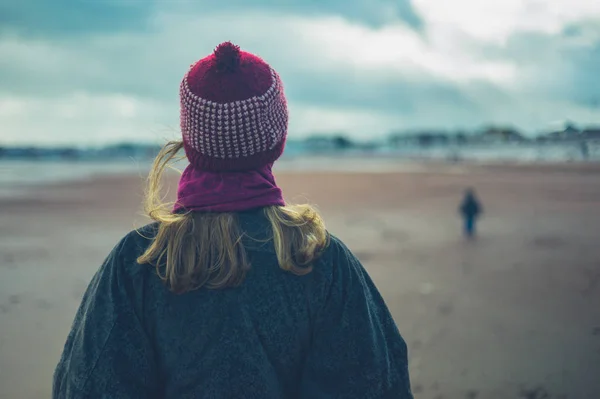 Ung Kvinna Går Stranden Vintern — Stockfoto