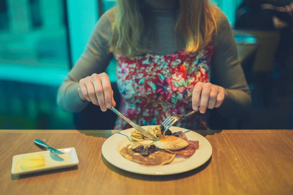 Una Giovane Donna Sta Mangiando Pancake Pancetta Colazione Hotel — Foto Stock