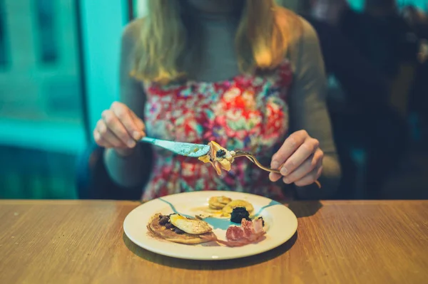 Una Giovane Donna Sta Mangiando Pancake Pancetta Colazione Hotel — Foto Stock