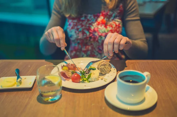 Una Joven Está Desayunando Hotel —  Fotos de Stock