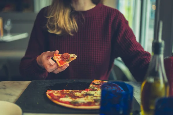 Uma Jovem Está Comendo Pizza Restaurante — Fotografia de Stock
