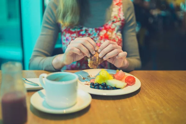 Junge Frau Beim Gesunden Frühstück Mit Obst Und Kaffee — Stockfoto