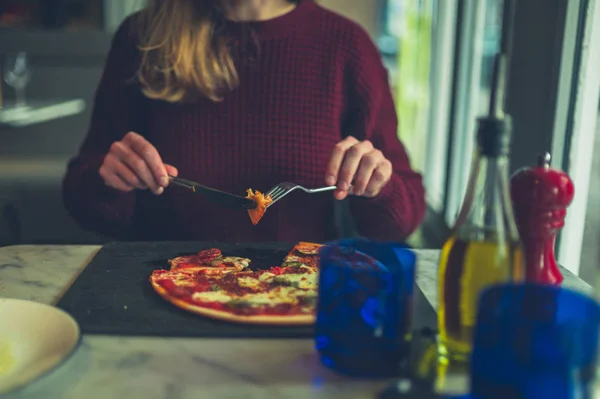 Μια Νεαρή Γυναίκα Τρώει Πίτσα Στο Εστιατόριο — Φωτογραφία Αρχείου