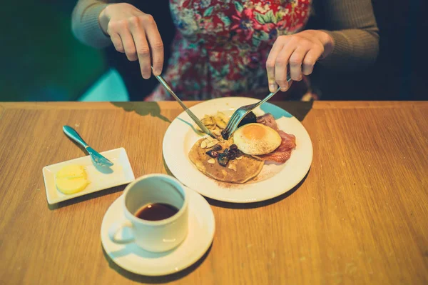 Ung Kvinna Äter Pannkakor Och Bacon Till Frukost Ett Hotell — Stockfoto