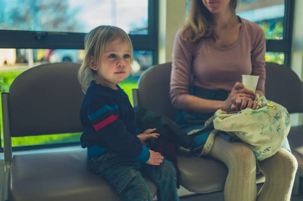 Una Madre Pequeño Niño Están Sentados Una Sala Espera — Foto de Stock