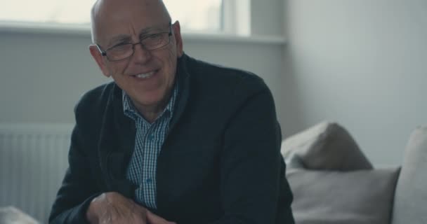 Usměvavá Starší Muž Sedí Doma — Stock video