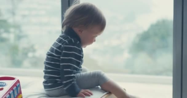 Pequeño Chico Lindo Jugando Casa — Vídeo de stock