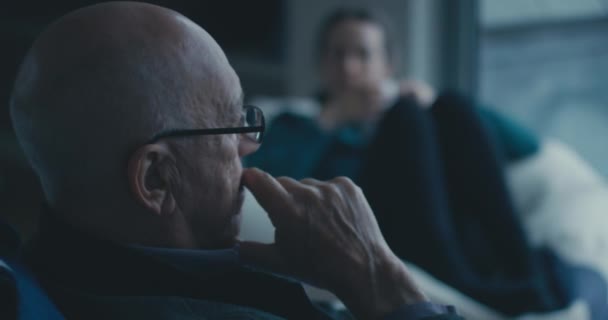 Yaşlı Adam Evde Kızıyla Konuşuyor — Stok video
