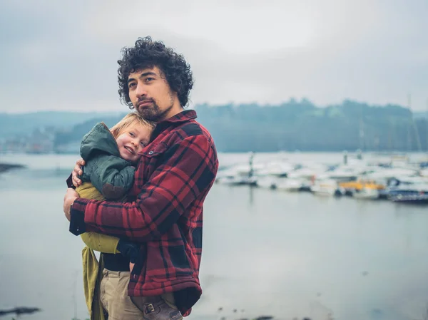 Een Jonge Vader Met Zijn Peuter Een Draagdoek Door Een — Stockfoto