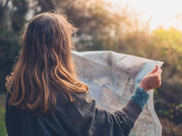 Νεαρή Γυναίκα Trekking Πεζοπόρος Μελετά Ένα Χάρτη Εξωτερικούς Χώρους Στη — Φωτογραφία Αρχείου