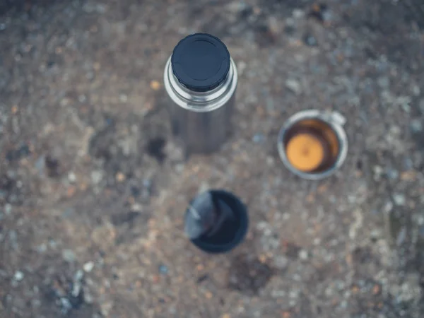 Bir Şişesi Iki Yerde Açık Havada Çay Bardak — Stok fotoğraf