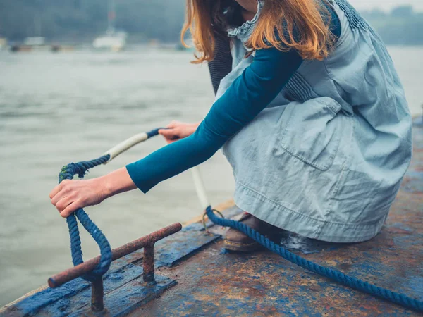 Genç Bir Kadın Bir Ile Tekneyi Iskeleye Üzerinde Yukarı Bağlıyor — Stok fotoğraf