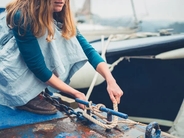 Μια Νεαρή Γυναίκα Δένοντας Πλοίο Ένα Σχοινί Στο Μόλο — Φωτογραφία Αρχείου