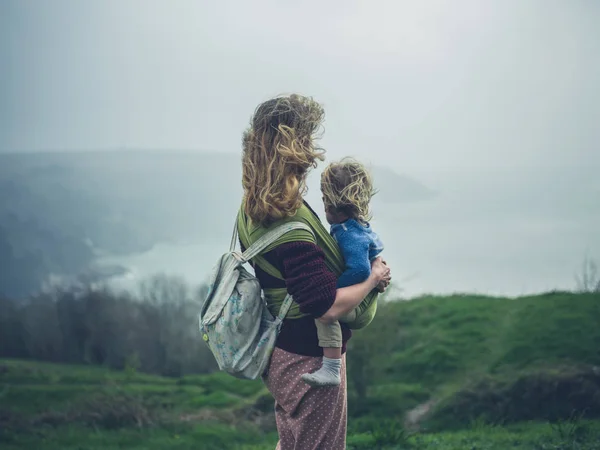 Jovem Mãe Com Criança Criança Funda Olhando Para Paisagem — Fotografia de Stock