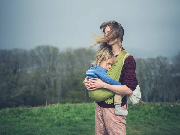 自然界に立つ若い母親と幼児 — ストック写真