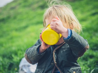 sarı fincan açık havada içme yürümeye başlayan çocuk