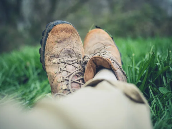 Male Feet Tracking Shoes Green Grass — Stock Photo, Image