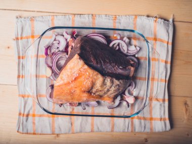 cam şeklinde soğan halkaları ile pişmemiş sığır eklem üst görünümü