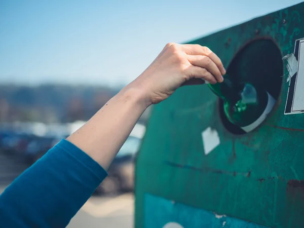 Mano Femenina Poner Botella Vidrio Contenedor Reciclaje — Foto de Stock