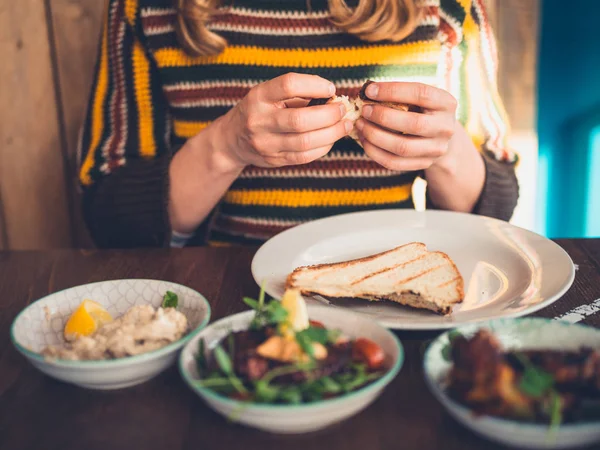 Tiro Cortado Mulher Está Comendo Tapas Mesa Restaurante — Fotografia de Stock